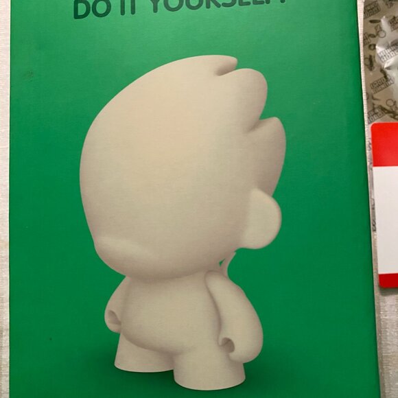 FOOMI FIGURE BY KIDROBOT 6.5" WHITE DO IT YOURSELF - Picture 2 of 10
